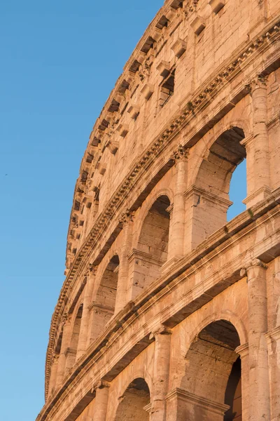 Coliseu Pôr Sol Roma Itália Verticalmente Céu Azul Fundo — Fotografia de Stock