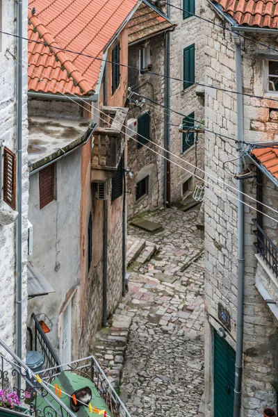 Smalle Doorgang Tussen Historische Residentiële Gebouwen Oude Stad Van Kotor — Stockfoto