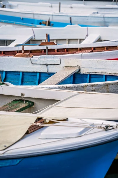 Primer Plano Los Barcos Pesca Anclados Orilla Hermosa Ciudad Perast — Foto de Stock