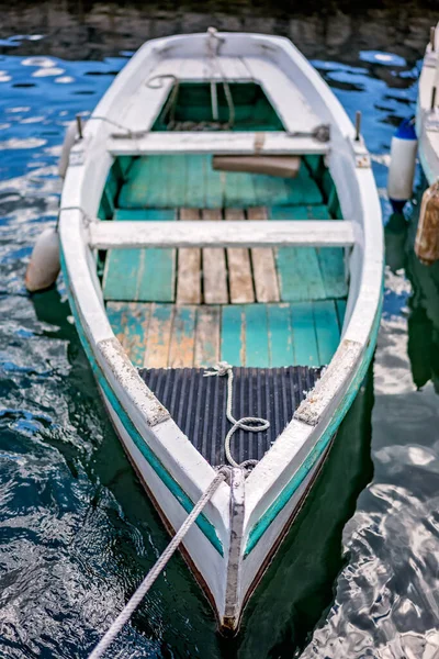 モンテネグロ コトル湾の美しい旧市街の海岸にある小さな漁船 — ストック写真