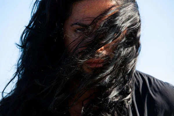 Retrato Homem Bonito Com Barba Cabelos Longos — Fotografia de Stock