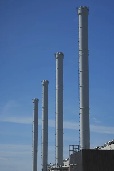 Schoorstenen Van Een Fabriek Van Warmtekrachtkoppeling Een Detail Schot — Stockfoto