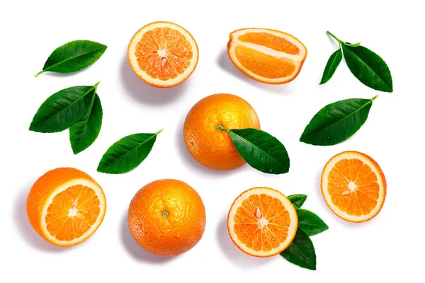 Naranjas Cítricos Sinensis Enteras Partidas Descuartizadas Con Hojas Recorte Rutas —  Fotos de Stock