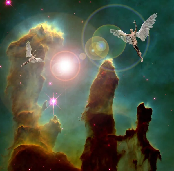 シュールレアリズム 翼を持つ人は宇宙の天使を表す 明るい星と美しい星雲 — ストック写真