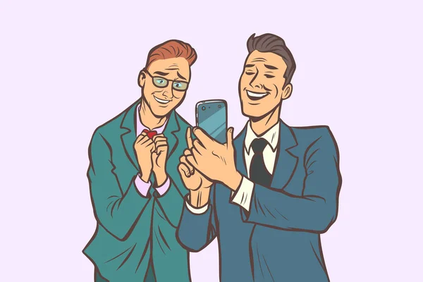 Δύο Επιχειρηματίες Αγάπη Και Χαρά Κοίτα Smartphone Κόμικ Καρτούν Pop — Φωτογραφία Αρχείου