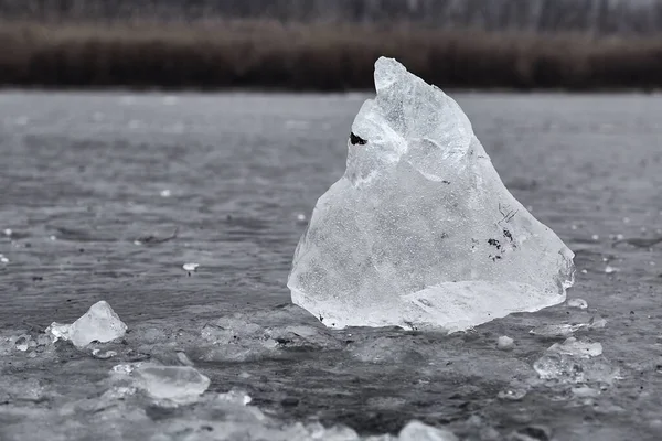 추출물 덩어리가 얼어붙은 호수에 구멍을 만든다 얼어붙은 — 스톡 사진