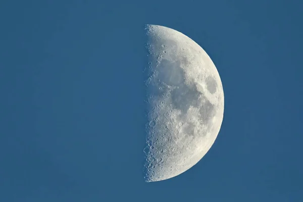 Měsíc Ukazuje Proti Modré Obloze Detailní Snímek Brát 1600Mm Ohnisková — Stock fotografie