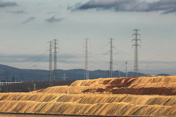 Mineração Céu Aberto Carvão Linhas Energia Fundo — Fotografia de Stock