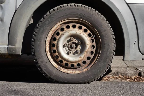 Rueda Oxidada Vieja Con Neumáticos Invierno Nuevos — Foto de Stock