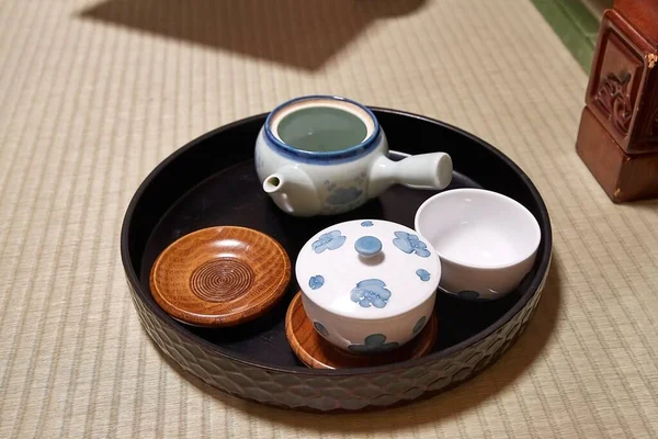 日本の部屋の盆の上のティーポットとカップ — ストック写真