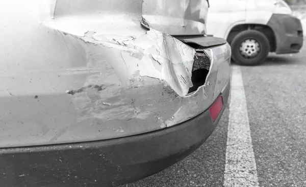 Szürke Autó Hátulja Megsérült Úton Történt Balesetben Autóbaleset Törte Lökhárító — Stock Fotó