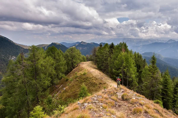 Turista Kráčí Horském Hřebeni Pod Bouřlivou Oblohou — Stock fotografie