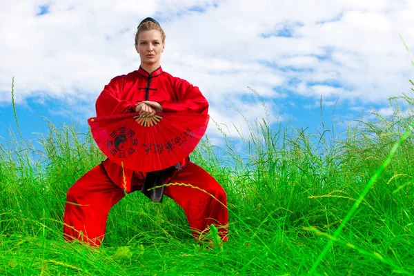 Vacker Flicka Öva Kung — Stockfoto