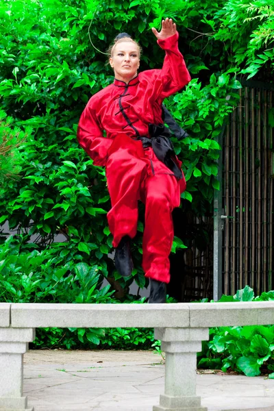 Menina Bonita Praticando Kung — Fotografia de Stock