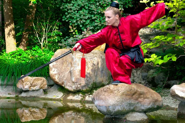 Beautiful Girl Practicing Kung — Stock Photo, Image