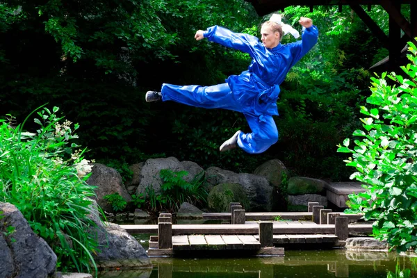 Beautiful Girl Practicing Kung — Stock Photo, Image