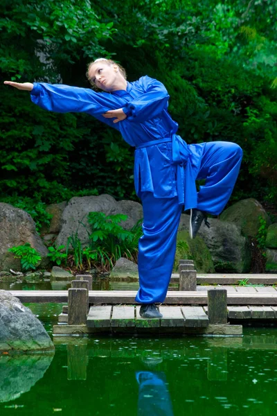 Menina Bonita Praticando Kung — Fotografia de Stock