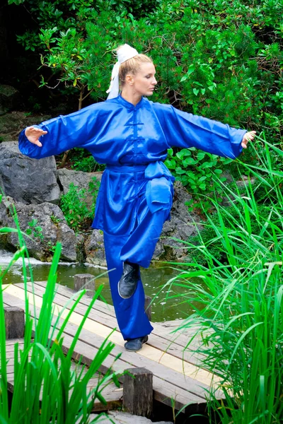 Beautiful Girl Practicing Kung — Stock Photo, Image