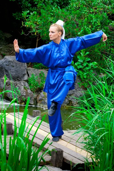 Beautiful Girl Practicing Kung — Stock Photo, Image