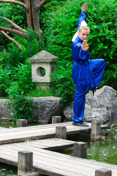 Menina Bonita Praticando Kung — Fotografia de Stock