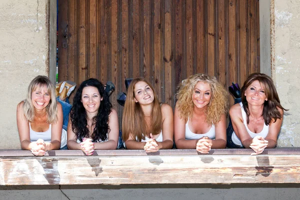 Grupo Meninas Felizes Engraçadas — Fotografia de Stock