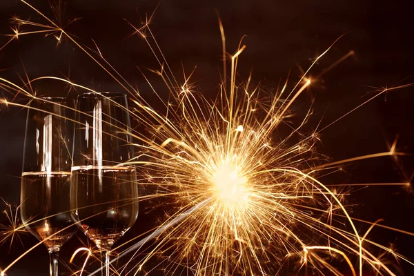 Bicchieri Champagne Con Candela Miracolo Oro Scintillante Felice Anno Nuovo — Foto Stock