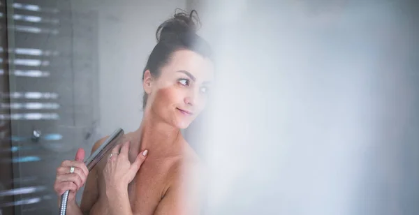 Mujer Tomando Una Larga Ducha Caliente Lavándose Cabello Baño Diseño — Foto de Stock