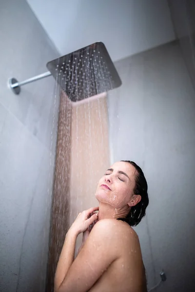 Mujer Tomando Una Larga Ducha Caliente Lavándose Cabello Baño Diseño —  Fotos de Stock