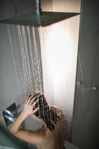 Mujer Tomando Una Larga Ducha Caliente Lavándose Cabello Baño Diseño —  Fotos de Stock