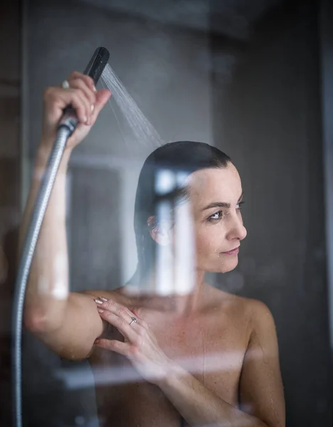 Mujer Tomando Una Larga Ducha Caliente Lavándose Cabello Baño Diseño —  Fotos de Stock