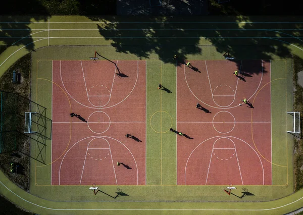 Vista Aérea Campo Fútbol Con Gente Jugando Fútbol Bajo Cálido —  Fotos de Stock