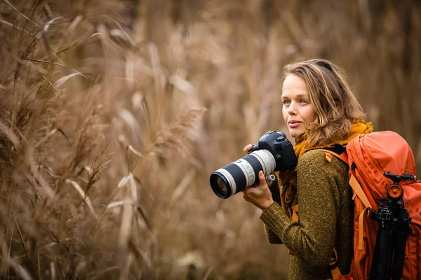 Ładny Kobieta Fotograf Fotografowanie Odkryty Kolor Piękny Jesienny Dzień Płytkie — Zdjęcie stockowe