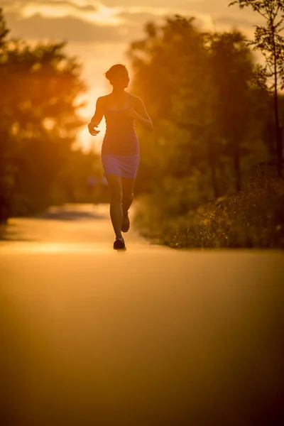 Young Woman Running Outdoors Lovely Sunny Summer Evening Shallow Dof — Stock Photo, Image