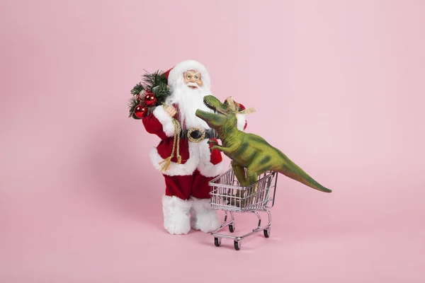 Santa Claus Figurka Pluszowe Umieszczone Przed Wózek Zakupy Plastikową Zabawką — Zdjęcie stockowe