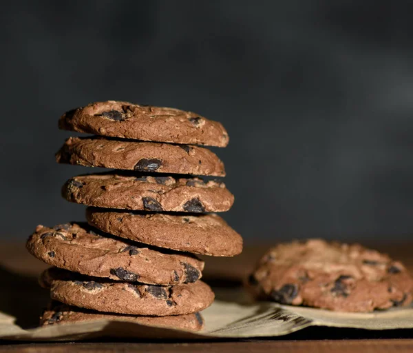 Pila Galletas Chocolate Redondas Papel Marrón Primer Plano — Foto de Stock