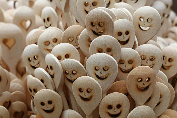 Close Handgemaakte Rustieke Houten Kooklepels Met Gesneden Vrolijke Glimlach Gezicht — Stockfoto