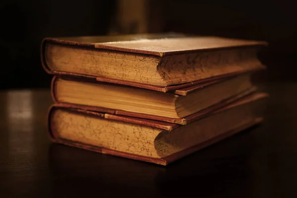 Pilha Três Antigos Livros Capa Dura Couro Marrom Vintage Mesa — Fotografia de Stock