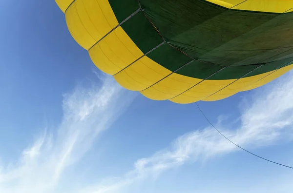 Arka Plan Mavi Bir Gökyüzü Ile Bir Sıcak Hava Balonu — Stok fotoğraf