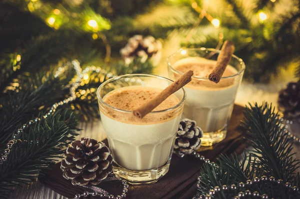 Julen Traditionella Hemmagjord Äggtoddy Feststämning Fir Grenar Med Julbelysning Och — Stockfoto