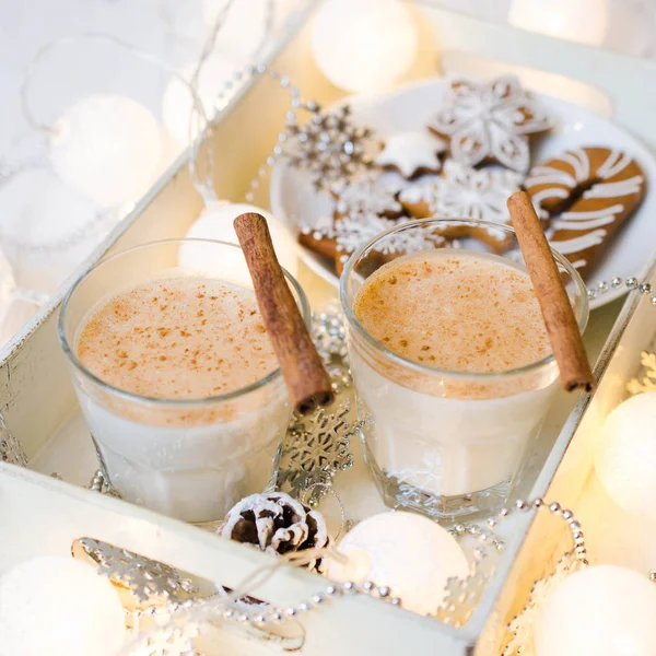 Natale Tradizionale Casalingo Eggnog Biscotti Pan Zenzero Sfondo Bianco Cocktail — Foto Stock