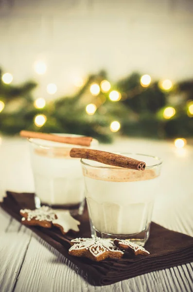 Рождественские Традиционные Домашние Яичные Пряничные Печенья Белом Фоне Рождественский Молочный — стоковое фото