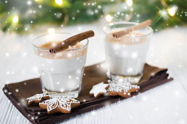 Karácsonyi Hagyományos Házi Eggnog Mézeskalács Cookie Kat Fehér Háttér Előtt — Stock Fotó