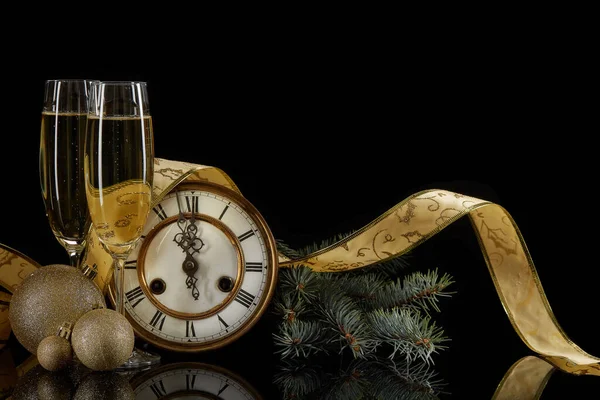 Twee Wijnglazen Met Champange Sparren Takken Klok Kerstversiering Een Zwarte — Stockfoto