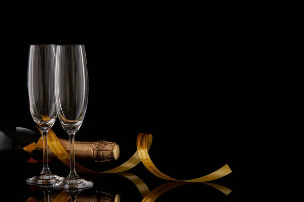 两个玻璃杯与香槟 瓶子和蛇纹石在黑暗的背景与韧带和倒影 复制空间 圣诞及新年背景 — 图库照片