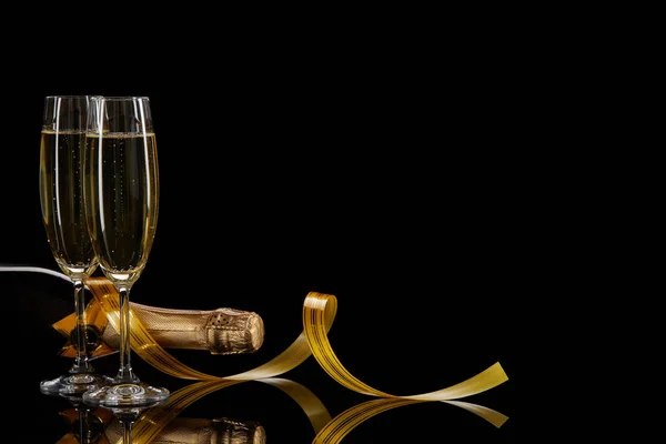 Twee Wijnglazen Met Champange Fles Serpentijn Een Zwarte Achtergrond Met — Stockfoto