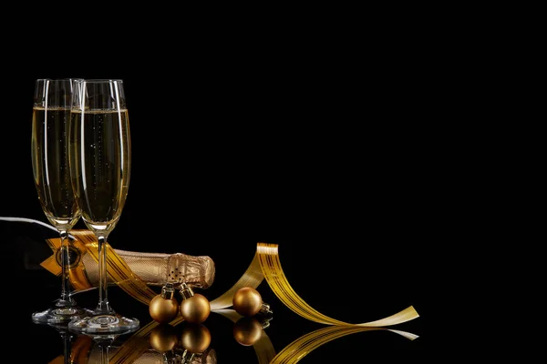 Twee Wijnglazen Met Champange Fles Serpentijn Een Zwarte Achtergrond Met — Stockfoto