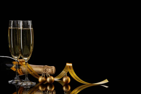 Twee Wijnglazen Met Champange Fles Serpentijn Een Zwarte Achtergrond Met — Stockfoto