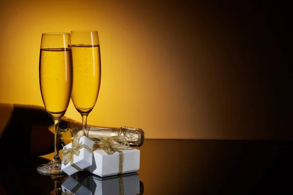 Twee Wijnglazen Met Champange Fles Geschenkdozen Een Donkere Achtergrond Met — Stockfoto