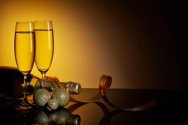 Twee Wijnglazen Met Champange Fles Kerstversiering Een Donkere Achtergrond Met — Stockfoto