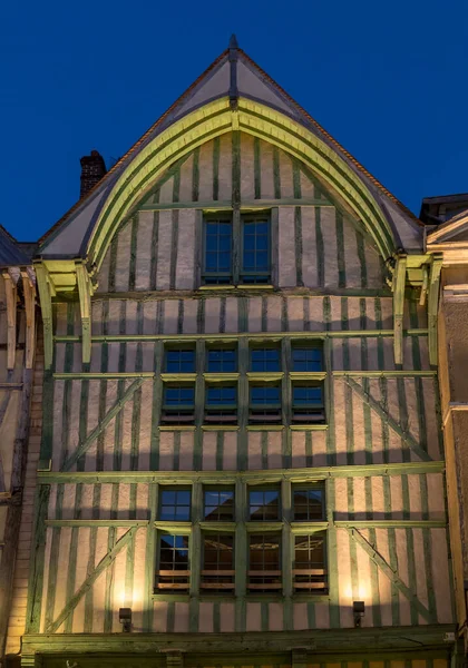 夜の旧市街の景色 トロワ シャンパン地方のオーブ県の州都 フランスだ 半木造家屋 主に16世紀 の多くが旧市街に現存している — ストック写真